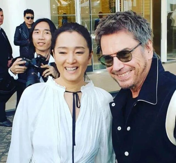 国鸣投资 没想到，巩俐再婚6年，77岁老公用6个字评价妻子，比张艺谋更懂她